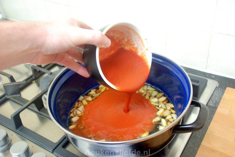 Tomatensaus - onmisbaar basisrecept Tomatensaus - onmisbaar basisrecept