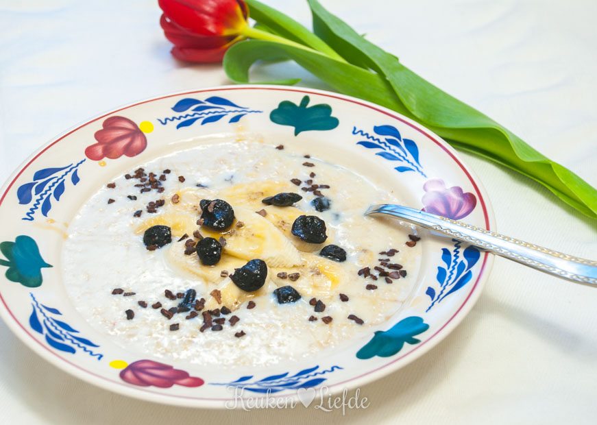 Havermoutpap met banaan, blauwe bes en cacaonibs