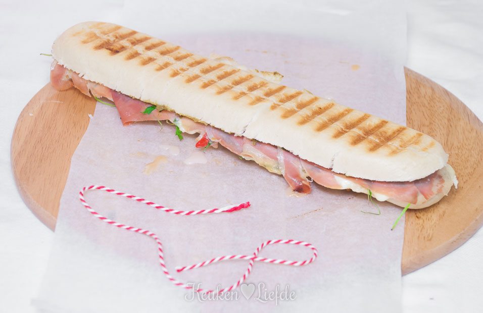 Panini met mozzarella en Parmaham Panini met mozzarella en Parmaham