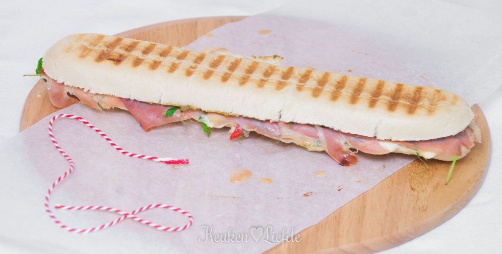 Panini met mozzarella en Parmaham Panini met mozzarella en Parmaham