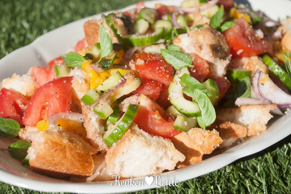 Panzanella (Italiaanse broodsalade) Panzanella (Italiaanse broodsalade)
