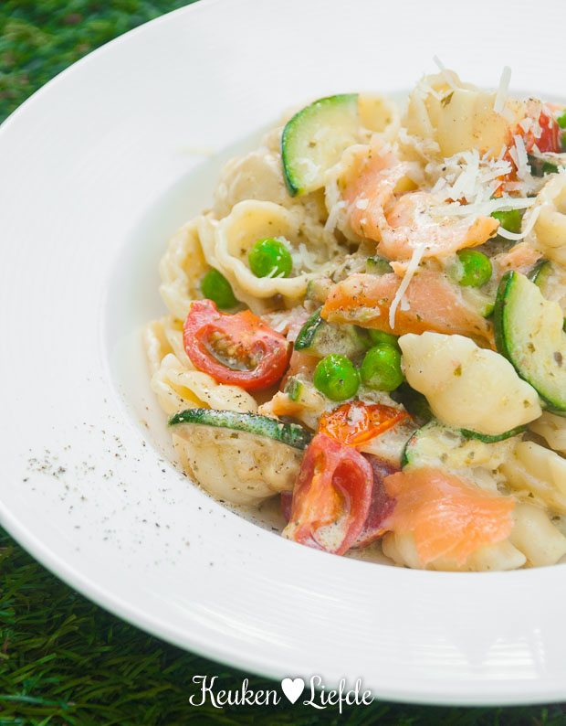 Pasta pesto met zalm en courgette Pasta pesto met zalm en courgette