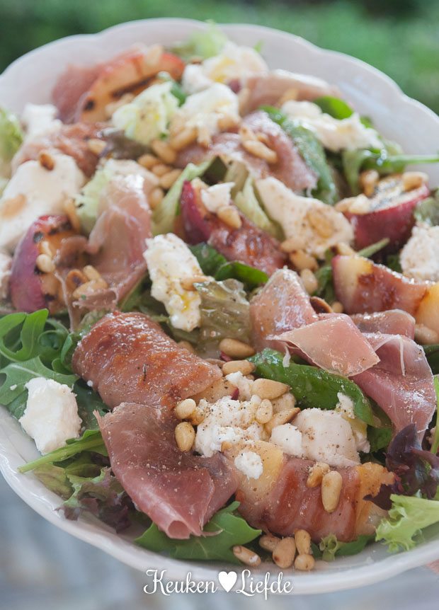 Salade met gegrilde perzik, Parmaham en geitenkaas Salade met gegrilde perzik, Parmaham en geitenkaas