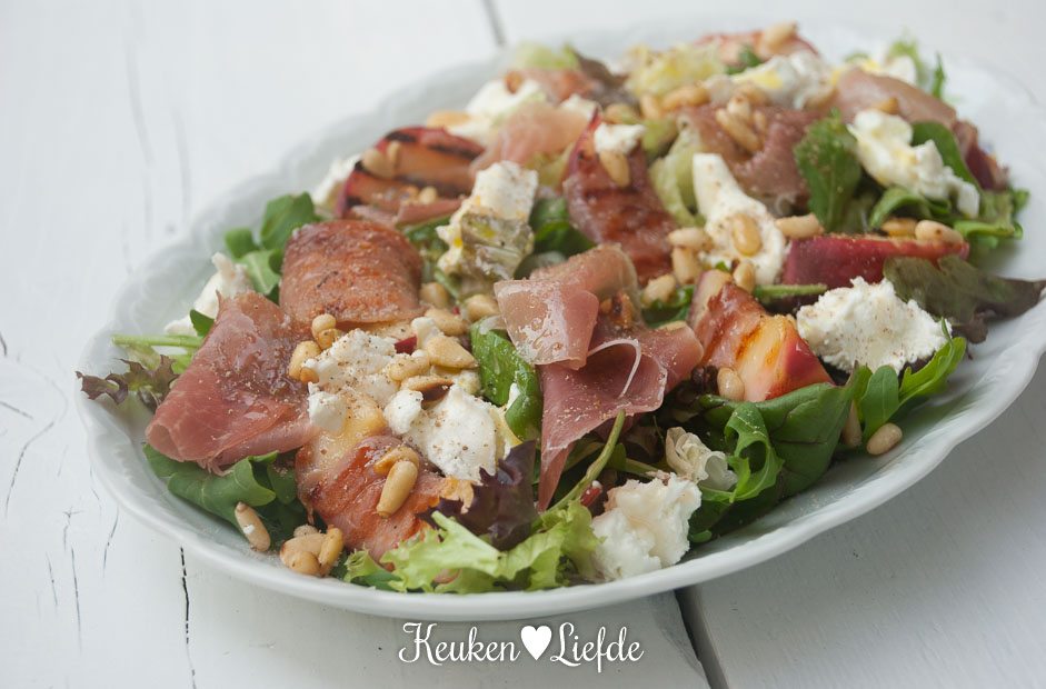 Salade met gegrilde perzik, Parmaham en geitenkaas Salade met gegrilde perzik, Parmaham en geitenkaas