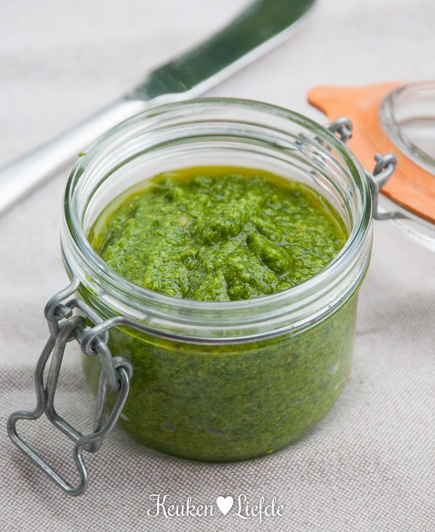 Groene pesto van babyboerenkool Groene pesto van babyboerenkool