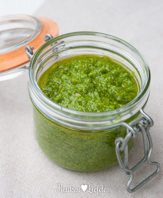 Groene pesto van babyboerenkool Groene pesto van babyboerenkool