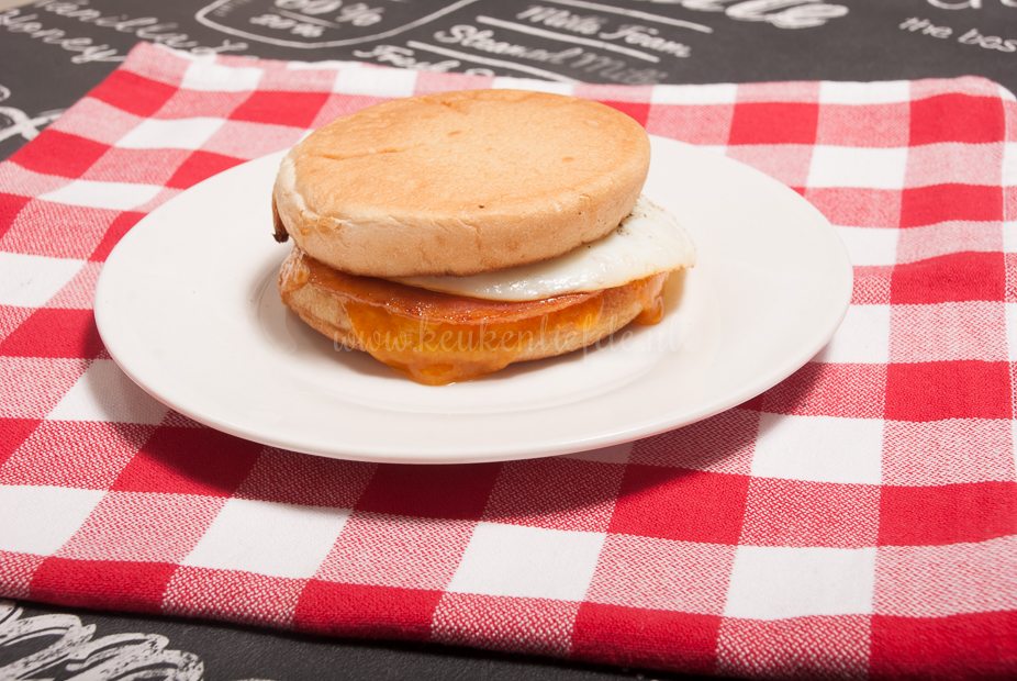 Ontbijtmuffin met ei en bacon Ontbijtmuffin met ei en bacon