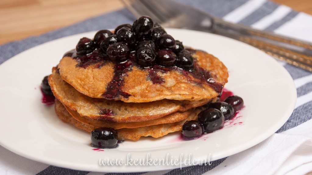 Havermout-pannenkoeken met blauwe bessen Havermout-pannenkoeken met blauwe bessen