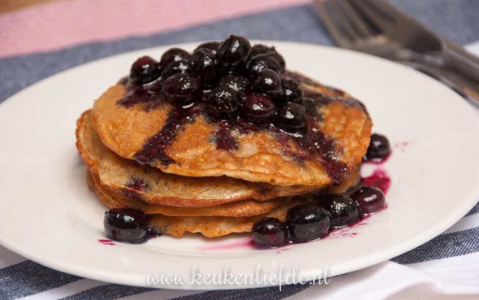 Havermout-pannenkoeken met blauwe bessen Havermout-pannenkoeken met blauwe bessen