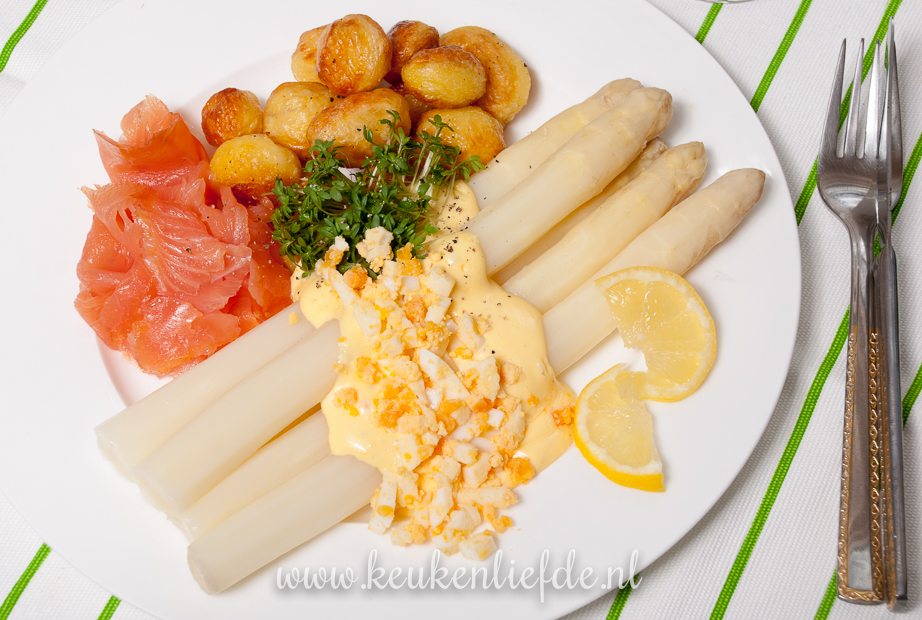 Asperges met zalm en hollandaisesaus Asperges met zalm en hollandaisesaus