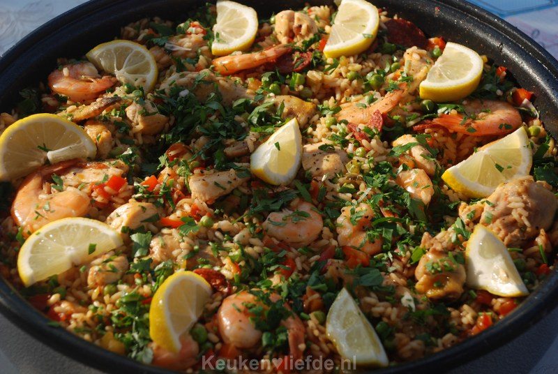 Paella met chorizo, kip en garnalen