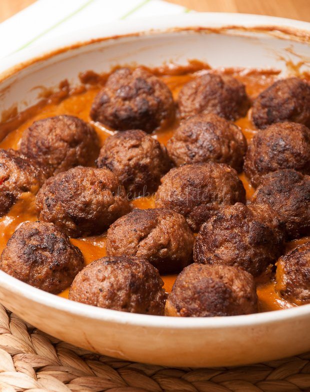 Video: gehaktballetjes in pindasaus Video: gehaktballetjes in pindasaus