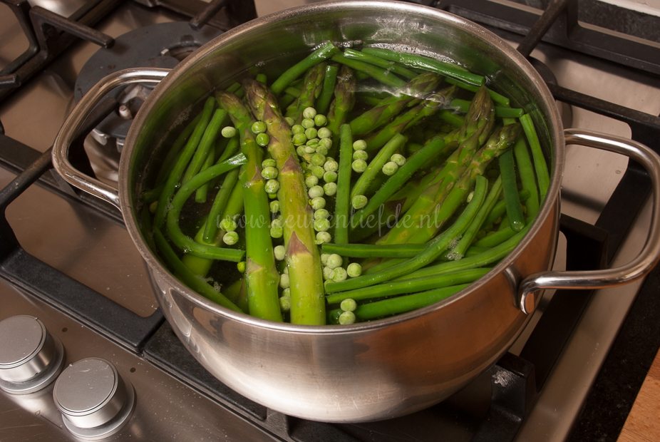 Groene salade met gepocheerde kip