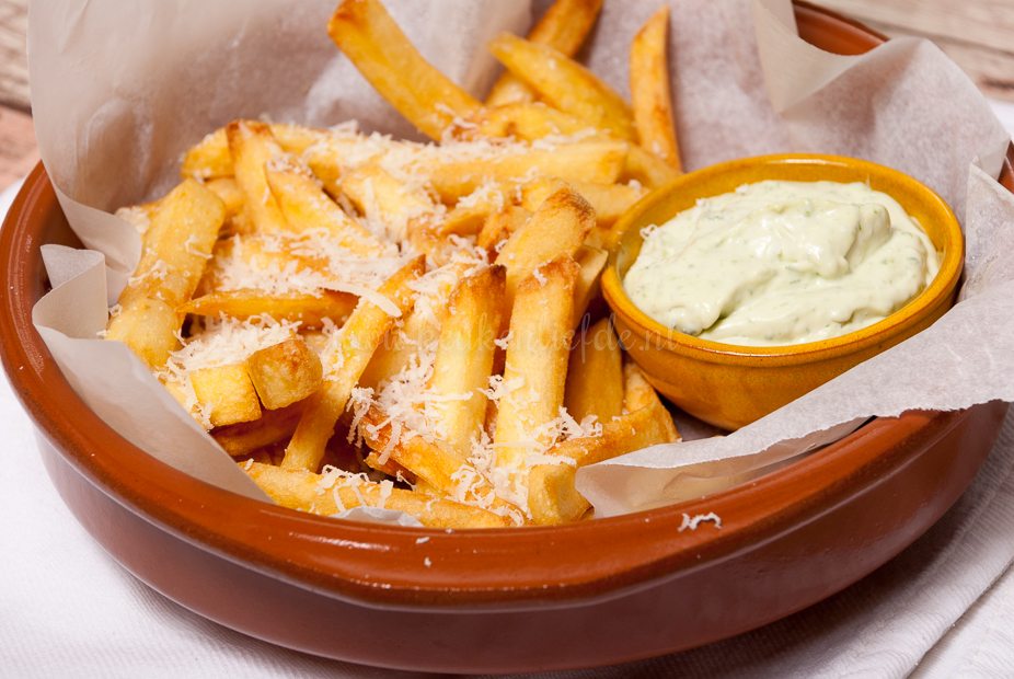 Parmezaanfriet met basilicummayonaise Parmezaanfriet met basilicummayonaise