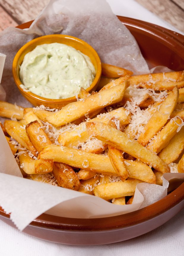 Parmezaanfriet met basilicummayonaise Parmezaanfriet met basilicummayonaise