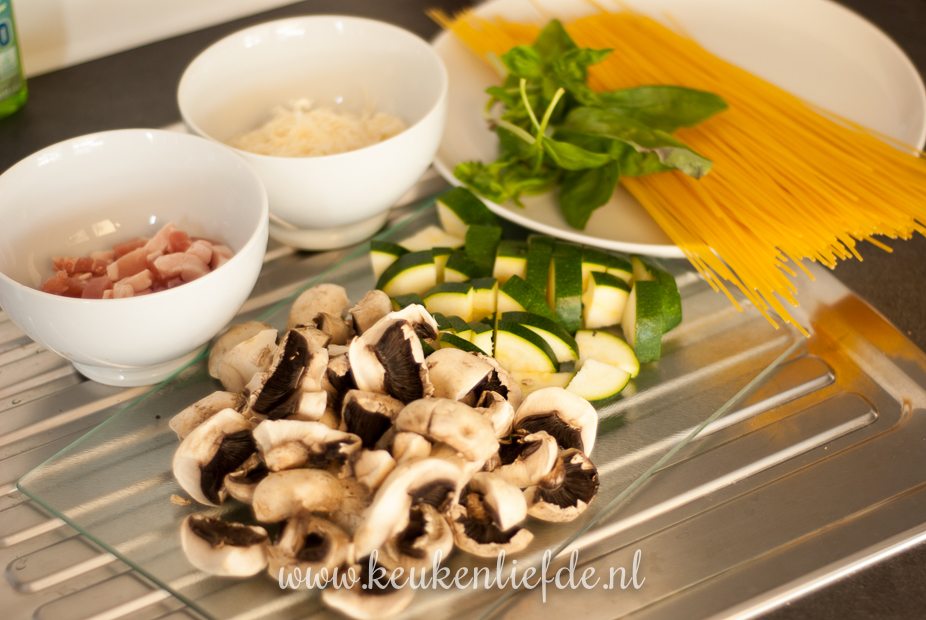 eenpanspasta met spek en champignons eenpanspasta met spek en champignons