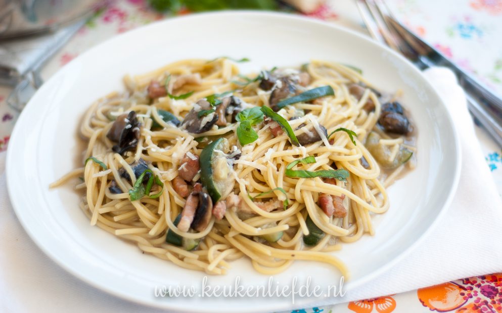 eenpanspasta met spek en champignons