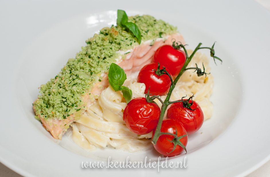 Zalm uit de oven met groene kruidenkorst