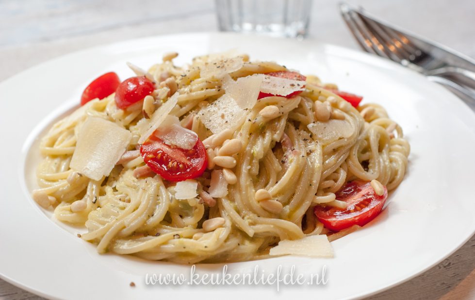 Spaghetti met ham en romige doperwtensaus Spaghetti met ham en romige doperwtensaus