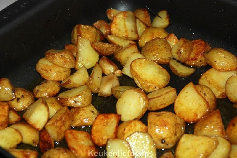 Aardappels uit de oven met knoflook en rozemarijn