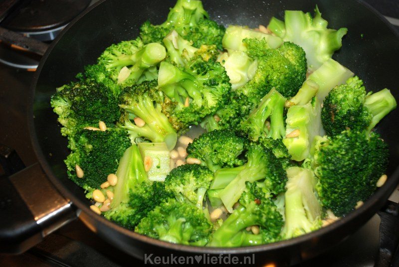 Gekarameliseerde broccoli met pijnboompitten