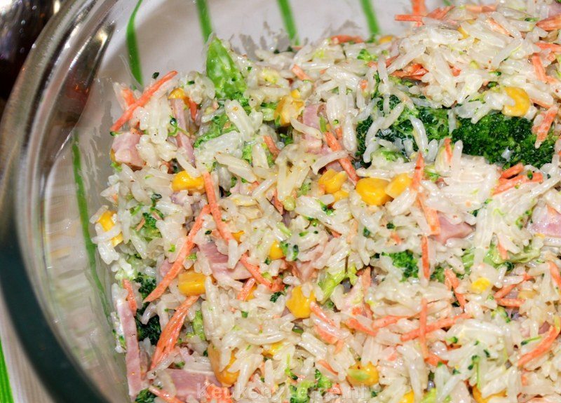 Rijstsalade met broccoli, ham en mais