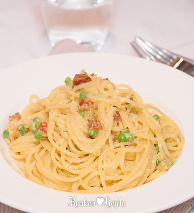 Lekker Snel: spaghetti carbonara met doperwten en chorizo