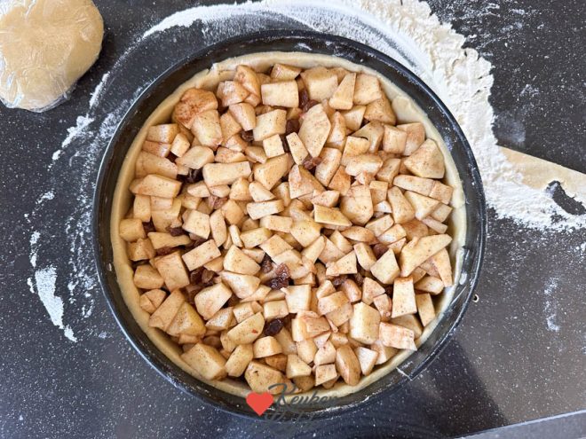 Verdeel de appelvulling over de bodem