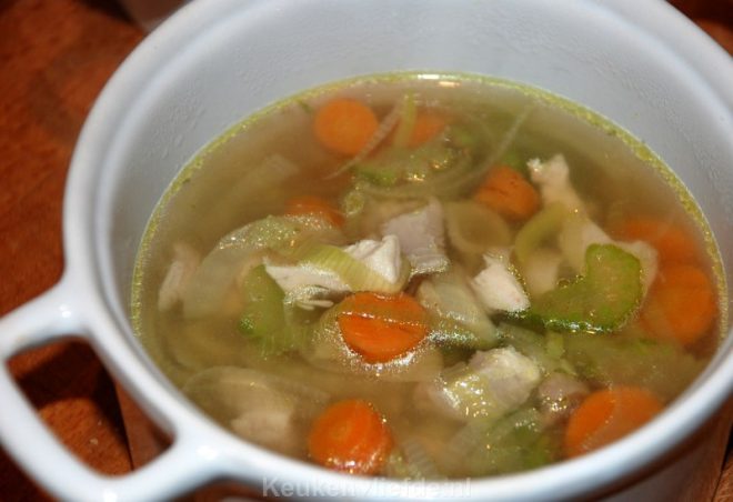 Kippensoep met schelpjespasta