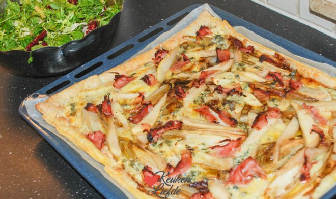 Plaattaart met witlof, peer en gorgonzola