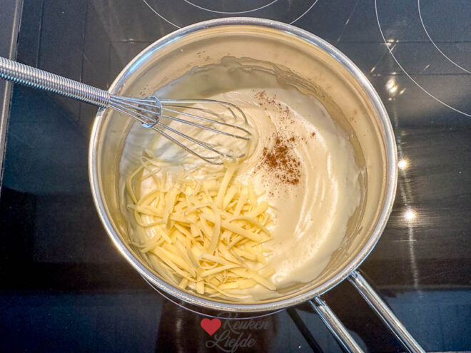 Maak de bechamelsaus