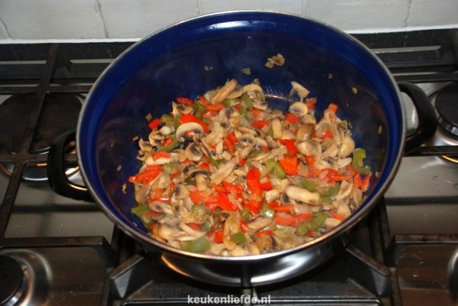Bak de champignons, paprika en knoflook mee