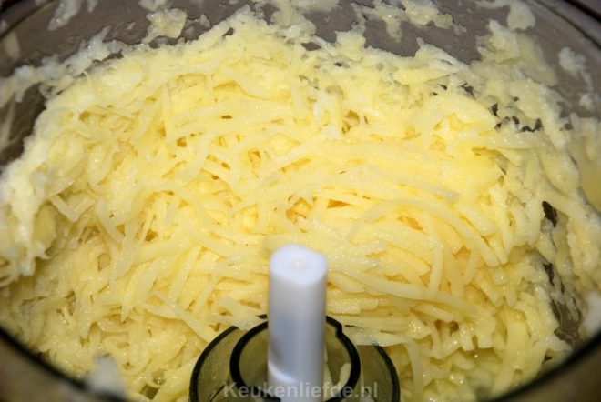 Rasp de aardappels en uien