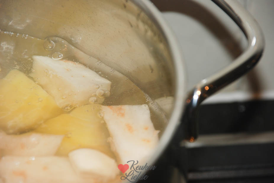 Kook de aardappels en knolselderij tot ze zacht zijn.