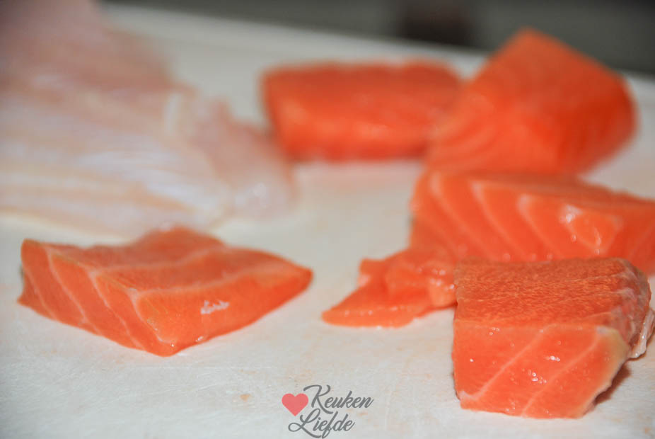 Snijd de vis in stukken
