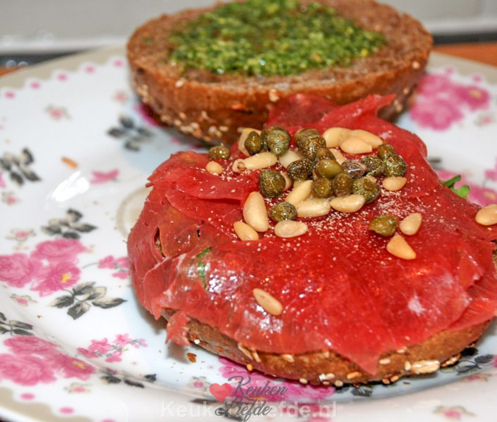 Volkorenbol met carpaccio