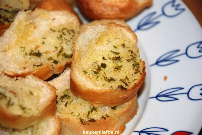 Gevuld stokbrood met kruidenboter