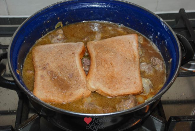 Besmeer brood met mosterd en leg op het vlees