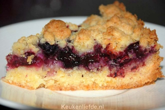 Kruimeltaart met banaan en blauwe bessen