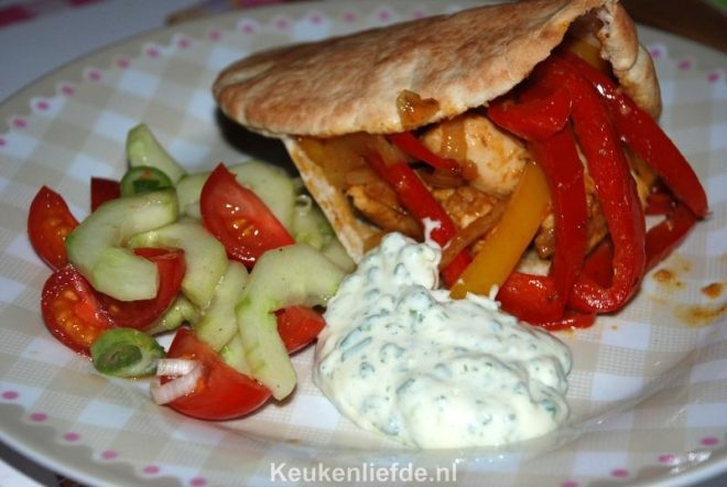 Pitabroodjes met zelfgemaakte kipshoarma