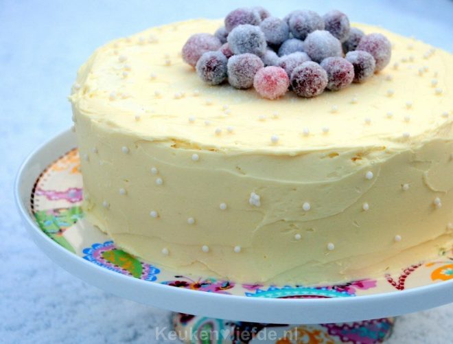 Witte chocoladetaart met gesuikerde cranberry’s