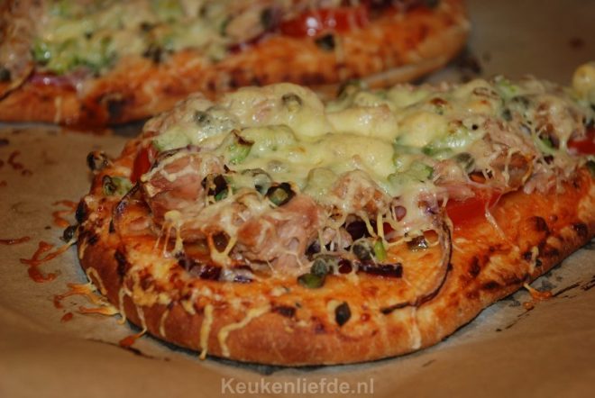 Snackbrood met tonijn, rode ui kaas