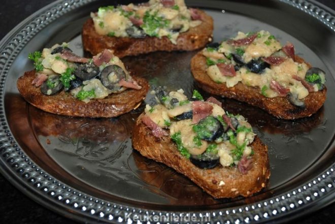 Crostini met bonen en ansjovis