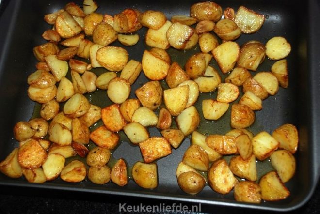 Aardappels uit de oven met knoflook en rozemarijn