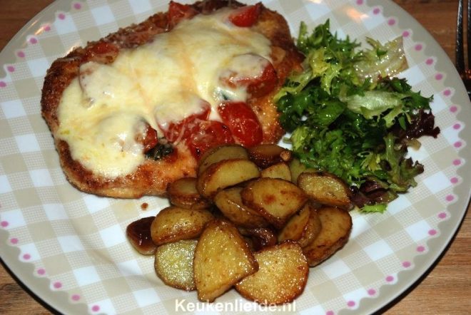 Kipschnitzel met tomaten-mozzarella topping