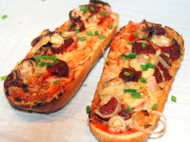 Zelfgemaakt pizzabroodje