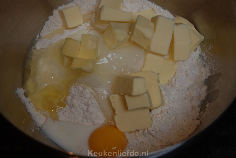 Maak het deeg voor de appelkruimeltaart