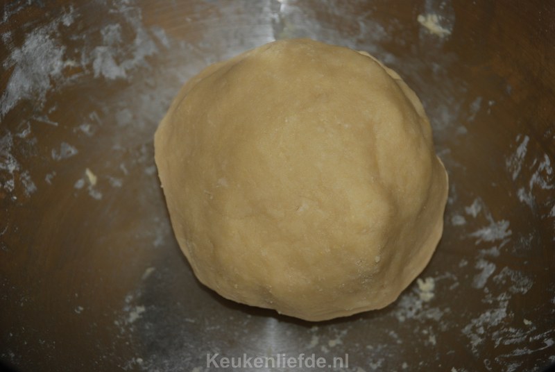 Laat de deegbal voor de appelkruimeltaart even rusten in de koelkast