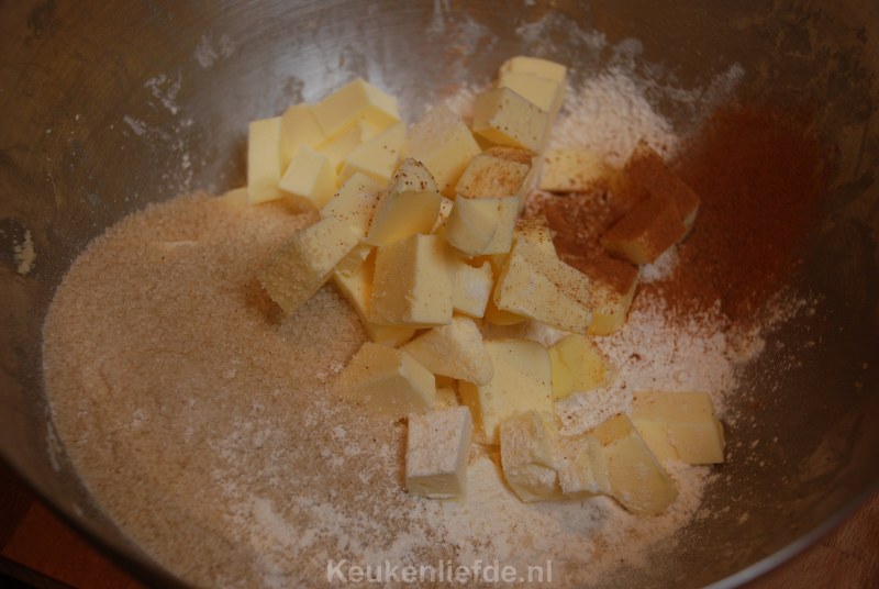 Maak de deegkruimels voor de appelkruimeltaart van het bakblik