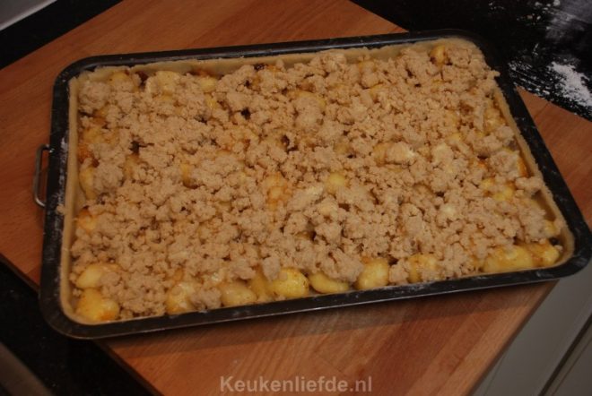 Maak de deegkruimels en verdeel over de appel
